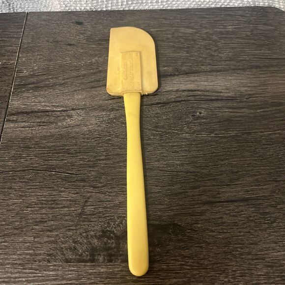 Vintage Rubbermaid Spatula Scraper 2724 Yellow - Picture 1 of 4